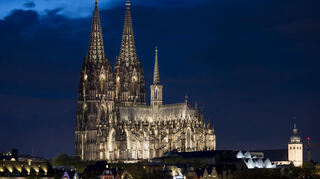 Auch die Stadt Köln ist mit ihrem Dom ein beliebtes Ausflugsziel für Touristen - und damit für Reisebusse. Künftig sollen hier deshalb mehrere Elektro-Ladesäulen von Daimler Buses stehen.