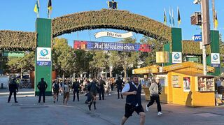 Die Besucher strömten in Richtung der Zelte.