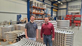 Das mittelständische Unternehmen HS Umformtechnik aus Paimar mischt weltweit im hochspezialisierten Segment der Fördertechnik mit. Technischer Geschäftsführer Thorsten Haag (links) und Christian Drechsler als Kaufmännischer Geschäftsführer investieren 13 Millionen Euro in die Erweiterung und Stärkung des Standorts.