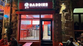Ganz in Rot: Baddies im Jungbusch.