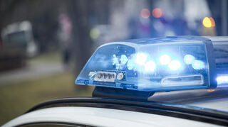 Die Polizei sucht einen Unbekannten, der eine Scheibe in Weikersheim eingeworfen hat.