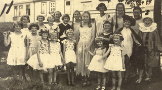 Wertheimer Mädchen von mehreren Gymnastikgruppen im Jahr 1927: Bergit Braach ist in der Bildmitte mit dunkler Jacke zu sehen, Ingeborg Kehe – verkleidet als Bajazzo – in der mittleren Reihe rechts.