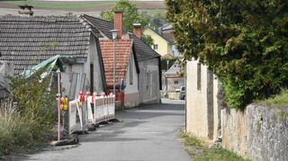 Die Sanierung der Stützmauer in der Schulstraße lässt auf sich warten und ist ein Ärgernis für viele Bürger.