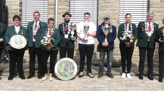Auf dem Bild die Pokalgewinner und die neue Königsfamilie des Schützenvereins Igersheim um den neuen Schützenkönig Michael Zorn (Mitte mit Scheibe), zusammen mit Bürgermeister Frank Menikheim (links).