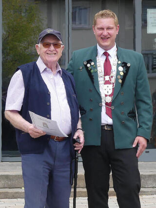 Für vierzig Jahre Mitgliedschaft wurde der ehemalige SV Vorsitzende Karl- Heinz Werhahn (links) mit der Goldenen Ehrenmedaille mit eingravierter Zahl des Württembergischen Schützenverbandes ausgezeichnet.