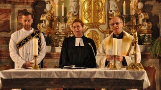 In ökumenischer Eintracht zelebrierten Subdiakon Fadi Korkes von der syrisch-orthodoxen Kirche, Pfarrerin Heike Kuhn und Dekan Thomas Holler, den Gottesdienst in der Liobakirche