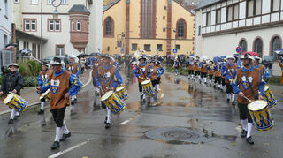 Angeführt vom Fanfarenzug Höhefeld ging es am Samstag in einem farbenfrohen Festzug zur Wertheimer Michaelismesse.