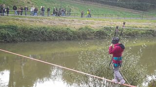 Mutige balancierten auf der Slackline über die Tauber.
