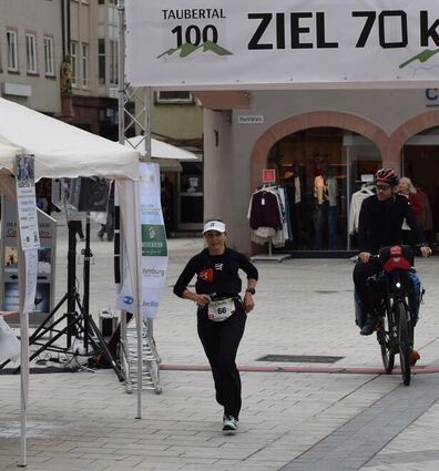 Claudia Bernasconi, die spätere Siegerin des 100 Kilometer-Laufes der Dame bei der Durchgangsstation in Tauberbischofsheim.
