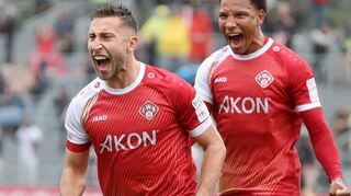 Raus mit der Freude: Dominik Meisel und Liam Omore bejubeln den Würzburger Siegtreffer gegen Memmingen.