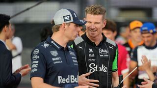 Schimpft über die neue Hitze-Regel der Formel 1: Max Verstappen (l).