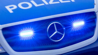 Ein Einsatzfahrzeug der Polizei fährt mit Blaulicht zum Einsatzort.
