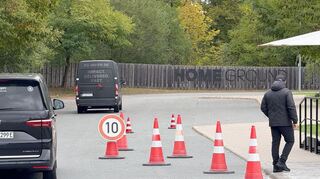 Treffpunkt Franken: Der erkrankte Nick Woltemade saß in keinem der Kleinbusse, die in Herzogenaurach vorfuhren.