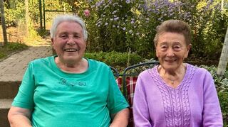 Inge Zipf (links) und Anna Fünkner gehören jeweils seit 75 Jahren dem Gesangverein "Eintracht Impfingen" an.