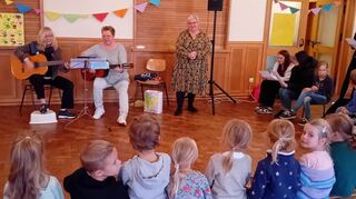 Kinder und Kolleginnen verabschiedeten die Kindergartenleiterin Martina Reinbold mit einem Lied und dankten ihr für ihren langjährigen, vorausschauenden Einsatz