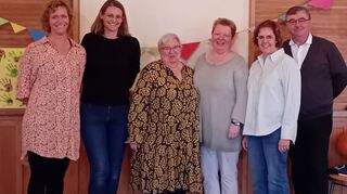 Abschied (von links): Die Elternbeiräte Lanig und Walter, Martina Reinbold, die künftige Kita-Leiterin Nicole Herschlein, die Kindergartengeschäfstführerin Ulrike Merkert sowie Pater Joachim, Leiter der Kirchengemeinde.
