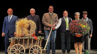 Die Erntekrone erhielt der Maschinenring Tauberfranken. Das Bild zeigt (von links) Reinhard Friedrich (Vorsitzender Kreisbauernverband Main-Tauber), Bernhard Hirth (langjähriger Maschinenring-Vorsitzender), Rüdiger Volk (Geschäftsführer), Volker Werr (jetziger Geschäftsführer), Kornelia Fischer (Herstellerin der Erntekrone) und Margret Beck (Landfrauen-Kreisvorsitzende).