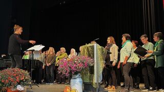 Musikalisch umrahmt wurde das Fest vom neu formierten Landfrauenchor „Singing Bees“ unter Leitung von Petra Bender.