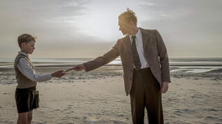 Nanning (Jasper Billerbeck, l.), Onkel Theo (Matthias Schweighöfer) in Fatih Akins Film „Amrum“.