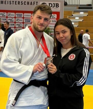 Pierre Ederer von der Judo-Abteilung des TSV Tauberbischofsheim hat bei den deutschen Einzelmeisterschaften die Bronzemedaille gewonnen. Unser Bild zeigt ihn zusammen mit Corinna Bayer, die den siebten Platz erreichte.
