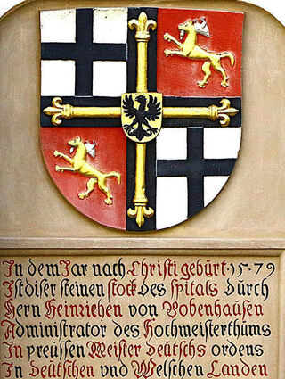 Hochmeister-Wappen im Hof des Spitals, das Bobenhausen 1579 umgebaut hat.