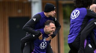 Huckepack zum Erfolg: David Raum und Aleksandar Pavlovic (oben) bei einer Trainingsübung.