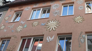 Die Fassade dieses Hauses in der Maingasse erinnert an eine jüdische Familie in Wertheim.