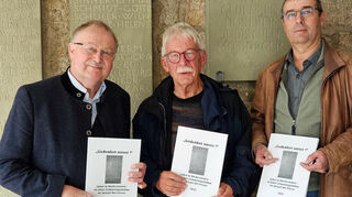 Dokumentation präsentiert (von links): Dr. Adalbert Ruhnke, Walter Krüger und Albrecht Löblein vom Niederstettener Heimatverein „Steidemer Männle“ vor der Gedenktafel am Rathaus.