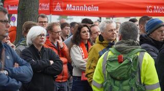 Bei einer „Aktiven Mittagspause“, zu der die IG Metall aufgerufen hatte, versammelten sich viele Beschäftigte vor dem Stammsitz in Mannheim.