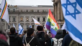 Menschen versammeln sich auf dem Bebelplatz zu einer Mahnwache zum 7. Oktober 2023.