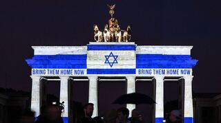 Das Brandenburger Tor ist in den Farben der israelischen Flagge angestrahlt.