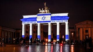 Das Brandenburger Tor ist in den Farben der israelischen Flagge angestrahlt.