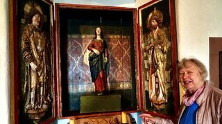 Kerstin Haug-Zademack vor dem Kembacher Altar im Tauberfränkischen Heimatmuseum.