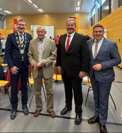 Festakt Werbach: Bürgermeister Georg Wyrwoll zusammen mit seinen Amtsvorgängern Günter Schäfer, Ottmar Dürr sowie Landrat Christoph Schauder (von links).