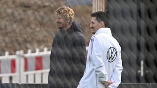 Nur Zuschauer beim Training: Nick Woltemade mit Co-Trainer Benjamin Hübner (r).