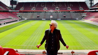 Nachdem das BAP-Heimspiel im Müngersdorfer Stadion ausverkauft ist, kündigt Wolfgang Niedecken eine Tour zum 50. Jubiläum seiner Band an.