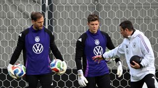 Oliver Baumann (l.) hört Torwart-Trainer Andreas Kronenberg aufmerksam zu.