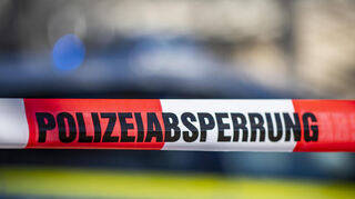 In einem Metallverarbeitungsbetrieb in Mainaschaff im Landkreis Aschaffenburg sind am Dienstag giftige Gase ausgetreten und ins Freie gelangt. Die Einsatzkräfte waren mit einem Großaufgebot vor Ort. Mindestens vier Personen wurden verletzt. (Symbolbild)