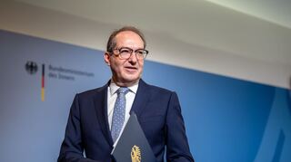 Bundesinnenminister Alexander Dobrindt nennt das neue Bundespolizeigesetz einen großen Wurf und kündigt den zügigen Aufbau neuer Strukturen zur Drohnenabwehr an.