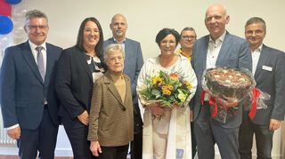 Nach 25 Jahren als Pflegedienstleiter und insgesamt 43 Jahren am Krankenhaus geht Kurt Böhrer (Zweiter von rechts) in den Ruhestand. Das Bild zeigt ihn zusammen mit seiner Frau Elfi (mit Blumenstrauß) sowie den Verantwortlichen der Neckar-Odenwald-Kliniken.