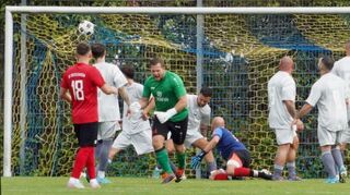 Beim Auswärtssieg der SpG Distelhausen/Lauda II (rote Trikots) bei der SV Viktoria Wertheim II trug sich auch Keeper Sven Feix (grünes Trikot) mit einem Freistoßtreffer in die Torschützenliste ein.