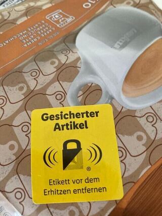 Eine beim Discounter Lidl verkaufte Packung Kaffeebohnen ist mit einem Aufkleber vor Diebstahl geschützt.