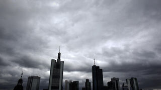 Die Frankfurter Skyline mit den Hochhäusern der Banken unter grau bewölktem Himmel.