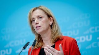 Bildungsministerin Prien berichtet von Überlegungen unter Juden, ob sie sich vorsorglich ein Finanzpolster im Ausland anlegen sollen.