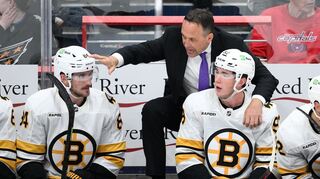 Marco Sturm (M) feierte mit Boston seinen ersten Sieg als NHL-Cheftrainer.