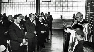 Einweihung der Grundschule Distelhausen im Jahr 1965 durch den Distelhäuser Ortspfarrer Ernst Firley