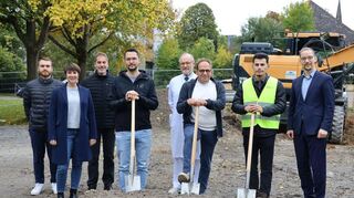 Die Verantwortlichen des Caritas-Krankenhauses beim Spatenstich für das neue Rechenzentrum in Bad Mergentheim (von links): Matija Spicko IT, Projektleiterin Katharina Kuon, Direktor Unternehmenskultur Michael Raditsch, Teamleiter IT-Infrastruktur Sascha Gerntrup, Ärztlicher Direktor Dr. Jochen Selbach, Pflegedirektor Frank Feinauer, Bauleiter DC-Datacenter-Group Burak Adibes und der Kaufmännische Direktor Jeremia Berschauer.