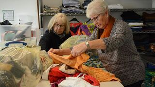 Die ehrenamtlichen Mitarbeiterinnen Doris Knörzer und Gisela Nichelmann kontrollieren gespendete Kleidung. Nur frisch gewaschene und gut erhaltene Stücke finden ihren Weg in den Verkaufsraum des Rotkreuzladens in Wertheim.