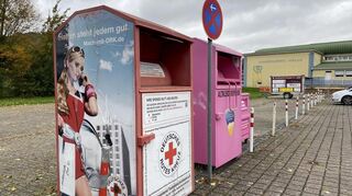 Altkleidercontainer an der Dertinger Mandelberghalle: Hier sollten nur Textilien eingeworfen werden, die noch in brauchbarem Zustand sind.
