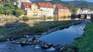In Gernsbach fließt die Murg sehr gemütlich dahin.